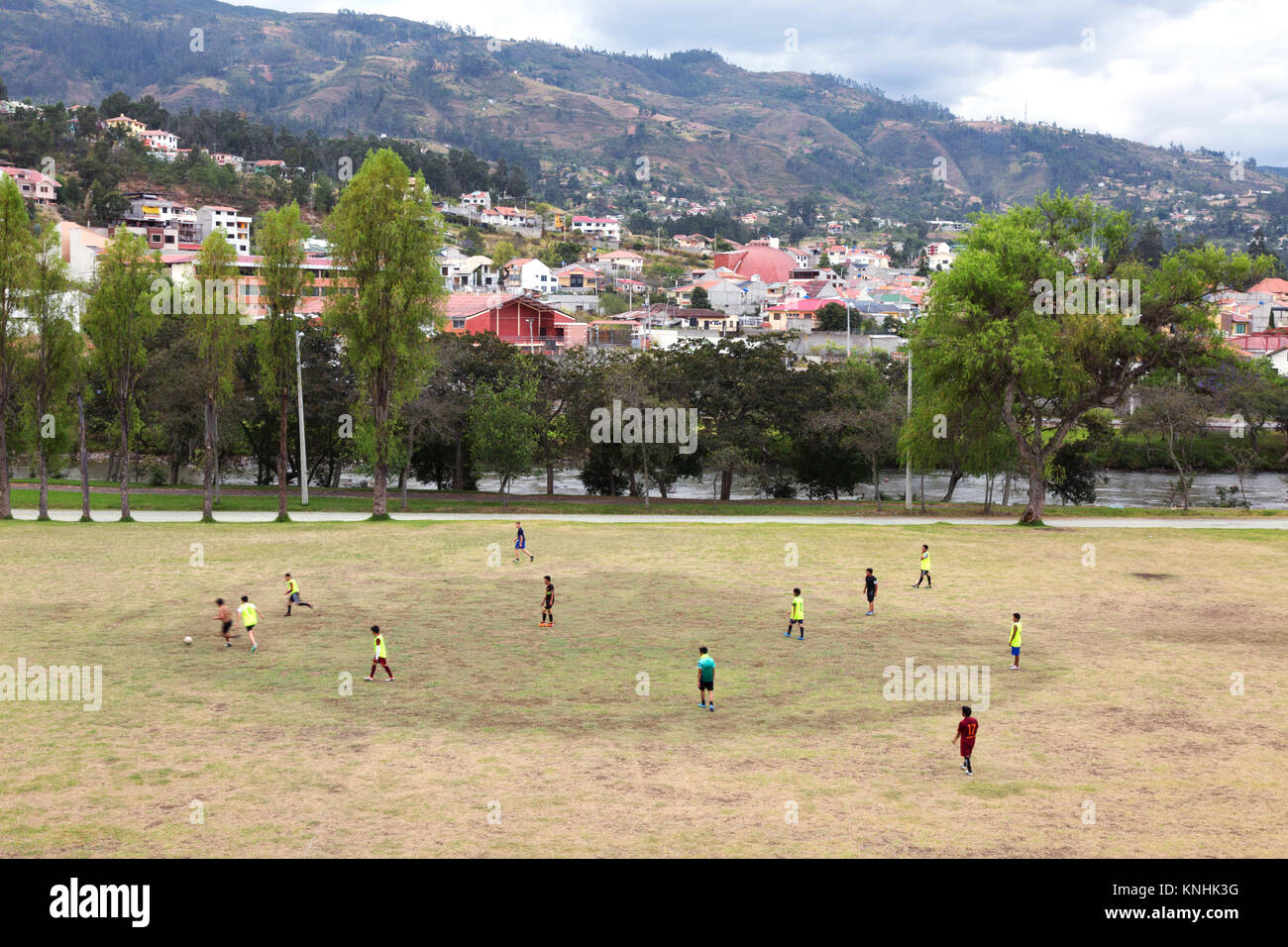 L'Equateur football - adolescents jouant un jeu de football ( soccer ), Cuenca, Équateur Amérique du Sud Banque D'Images