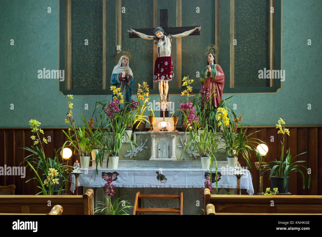 Equateur - l'autel décoré d'orchidées, l'église de Santa Domingo, Gualaceo, Equateur, Amérique du Sud Banque D'Images