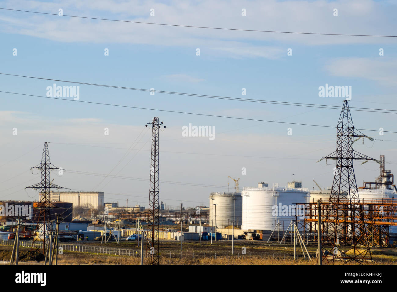 Raffinerie. Des réservoirs de stockage de produits de raffinage. Les colonnes de rectification. Les colonnes de distillation, tuyaux et autres équipements de la raffinerie fours. L'o Banque D'Images