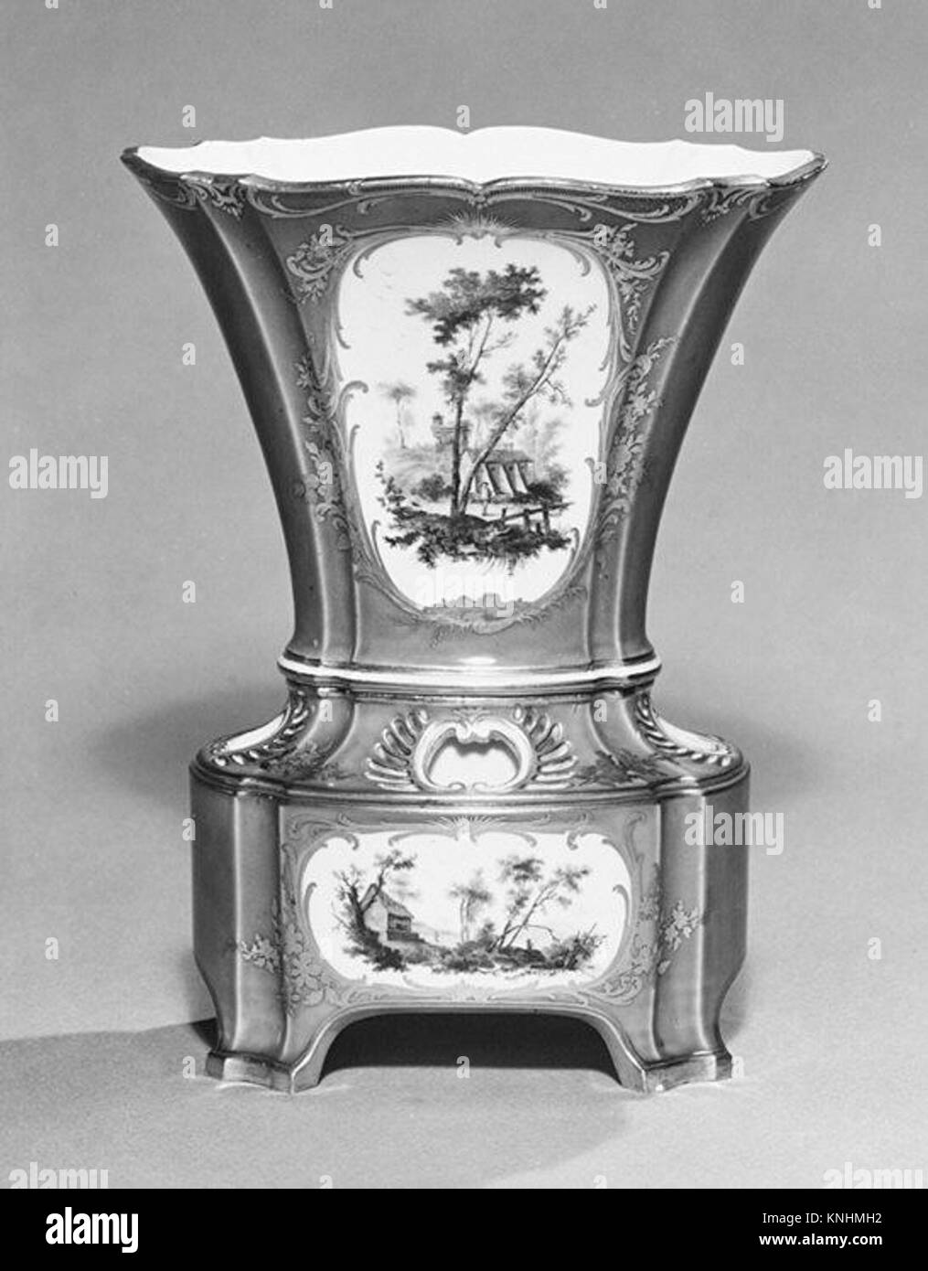 Ce vase à fleurs, qui fait partie d'une paire, illustre le design d'époque et l'art décoratif dans la céramique européenne. Banque D'Images