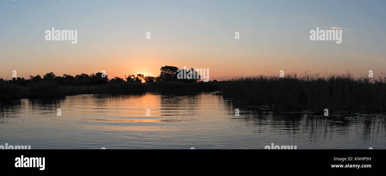 Coucher du soleil sur l'Okavango en Namibie Banque D'Images