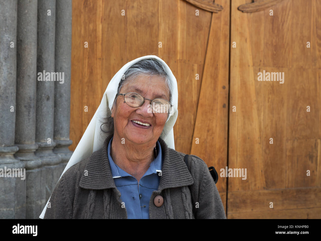 Une religieuse catholique, Gualacea, Equateur, Amérique du Sud Banque D'Images