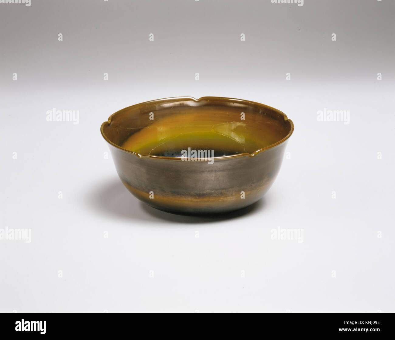 Ce bol Tiffany démontre un design Art Nouveau, mettant en valeur la verrerie Favrile, l'art décoratif et l'artisanat des objets américains de la fin du XIXe siècle. Banque D'Images