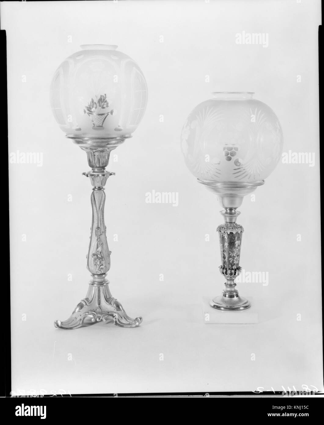 Cette lampe astrale des années 1860, fabriquée à partir de bronze et de verre et peut-être par Henry N. Hooper, illustre le design décoratif victorien et l'artisanat dans les luminaires. Banque D'Images