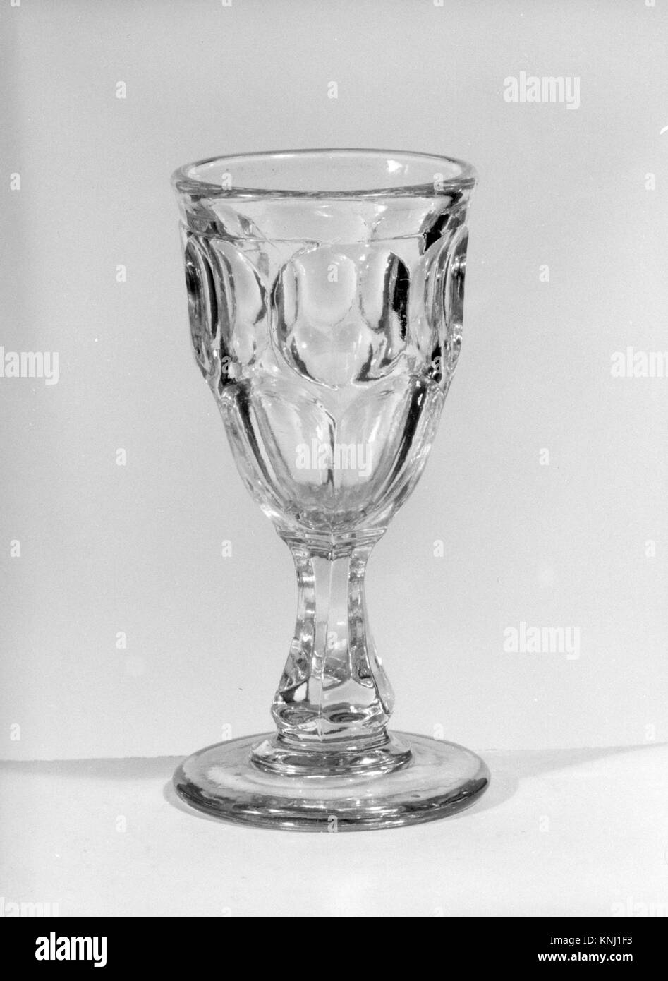 Ce coquetier est un petit récipient fonctionnel et décoratif utilisé pour servir les œufs, fabriqué à partir de matériaux fins et démontrant l'artisanat et le design, conservé dans les collections. Banque D'Images