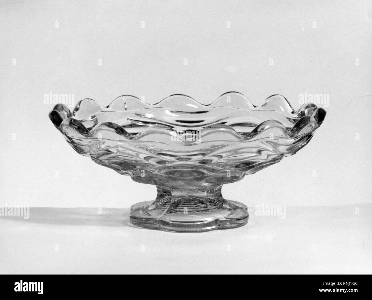 Bol à pieds rencontré 174197730 Bol à pieds, américain, 1850 ?70, verre pressé, H. 3 1/2 in. (8,9 cm) ; Diam. 8 in. (20,3 cm). Le Metropolitan Museum of Art, New York. Don de Mme Emily Winthrop (46,140 Miles, 1946.9) Banque D'Images