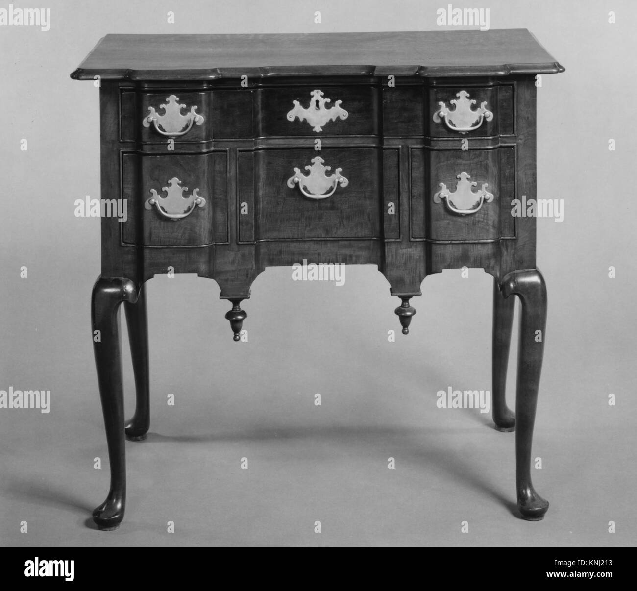 Cette coiffeuse américaine, fabriquée entre 1740 et 1760 dans le Massachusetts, est en acajou et pin blanc. Il mesure 76,8 x 83,8 x 47,9 cm. Banque D'Images