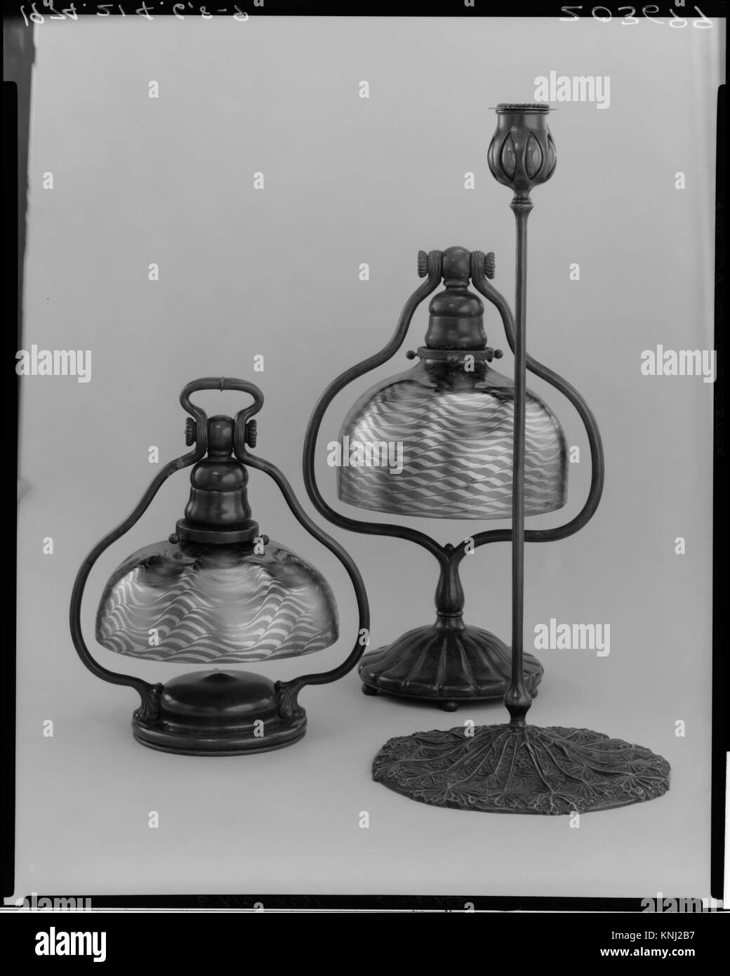 Chandelier, Designer : conçu par Louis C. Tiffany (américain, New York 1848–1933 New York), Fabricant : Tiffany Studios, (1902-32), Candlestick, ca. 1902-10, américain, fabriqué à New York, New York, États-Unis, médium : bronze, verre Banque D'Images