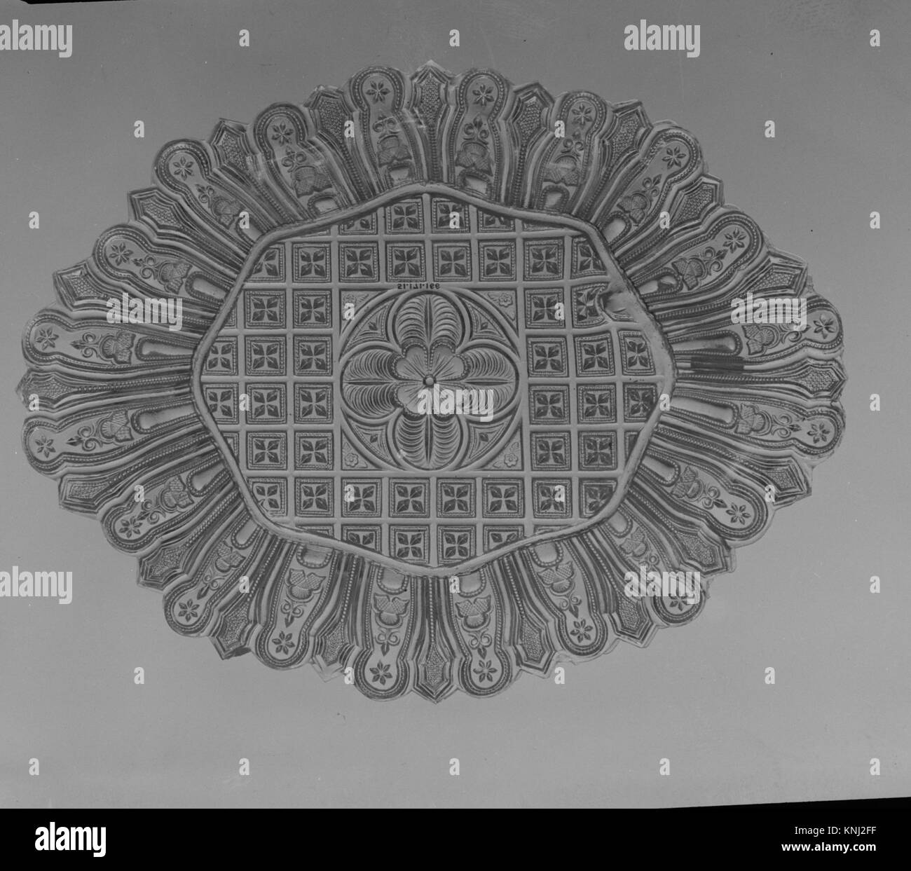Plat en verre, 1830-35, américain, probablement fabriqué en Nouvelle-Angleterre, États-Unis, Medium : Lacy Pressed Glass Banque D'Images