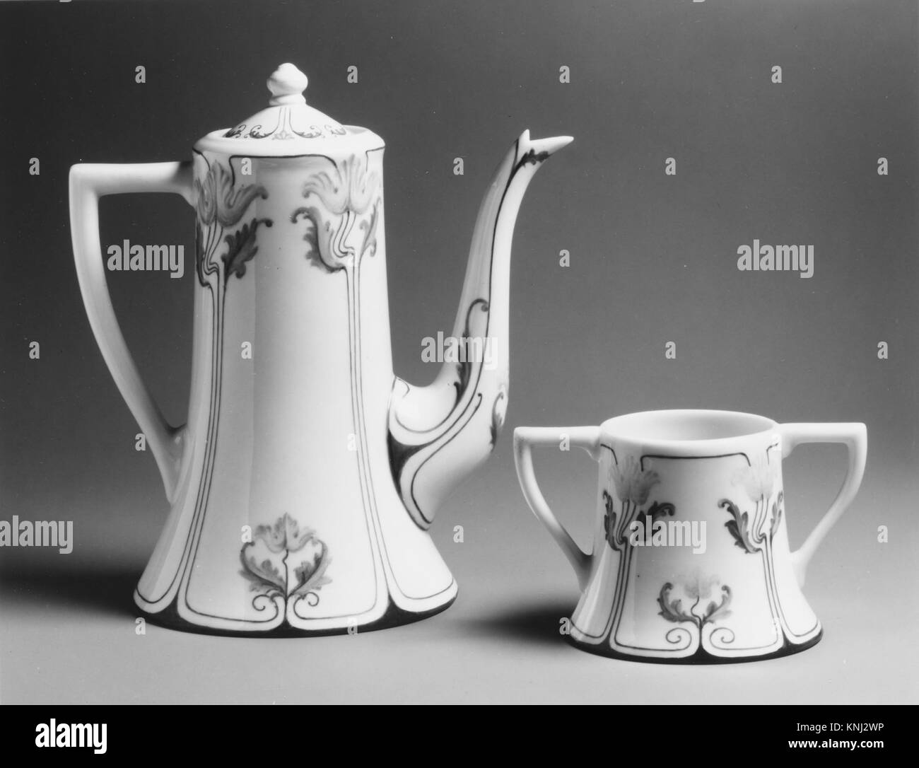 Coffeepot, Fabricant : fabriqué par Lenox, Incorporated (américain, Trenton, New Jersey, établi en 1889), env. 1906, américain, fabriqué à Trenton, New Jersey, États-Unis, Moyen : porcelaine d'os blanche Banque D'Images