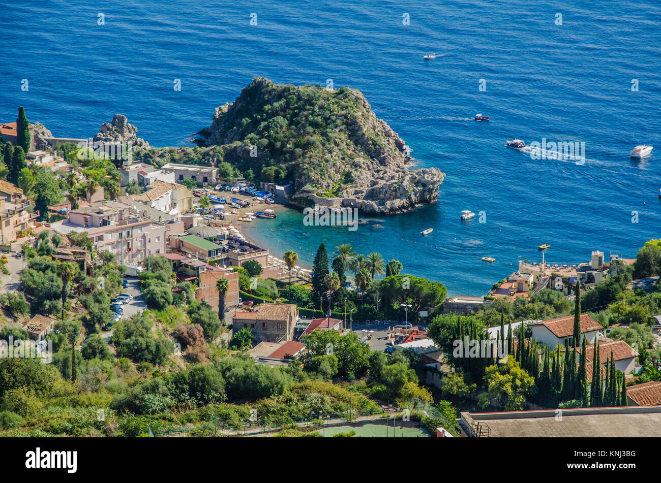 Baie avec plage de sable et de la jetée sur la Méditerranée, à la hauteur de la ville de Taormine Sicile Italie Banque D'Images