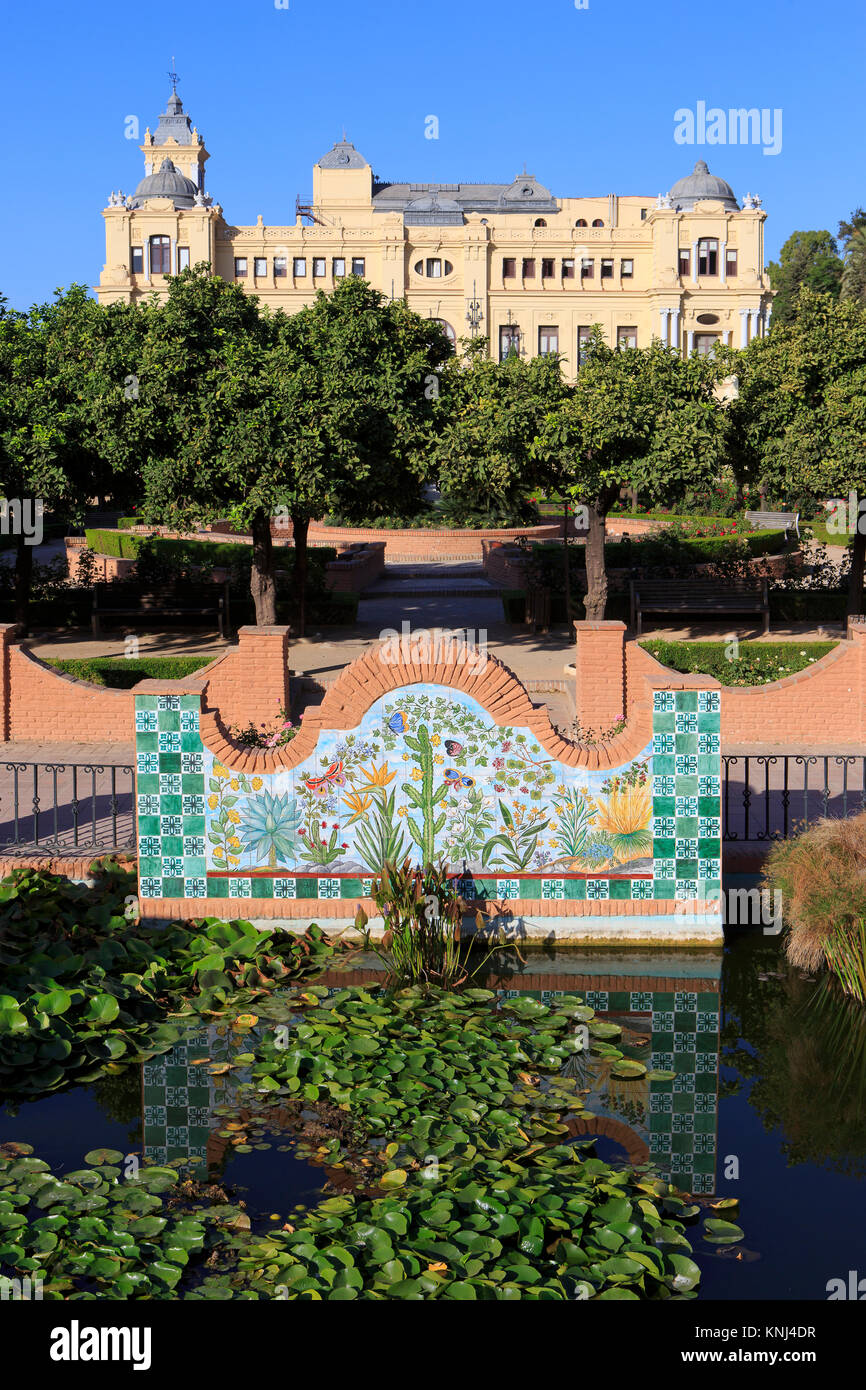 L'Hôtel de ville de Malaga (1919) et l'Pedro Luis Alonso jardins en Malaga, Espagne Banque D'Images