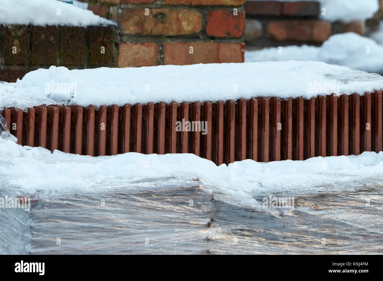 Les matières couvertes de neige en raison de travaux de construction en attente en raison de mauvais temps newtownabbey irlande du nord uk Banque D'Images