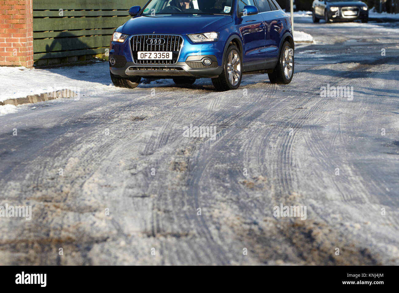 Location d'une conduite sur neige compacte montrant la glace noire sous la garde d'Irlande Royaume-Uni Banque D'Images