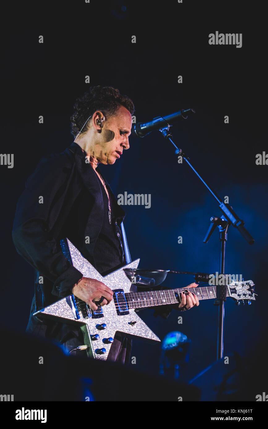 Bologne, Italie. 29 Juin, 2017. Le groupe britannique Depeche Mode en live sur la scène du Stade Renato dall'ara de Bologne pour leur première tournée mondiale 'esprit' concert Crédit : Alessandro Bosio/Pacific Press/Alamy Live News Banque D'Images