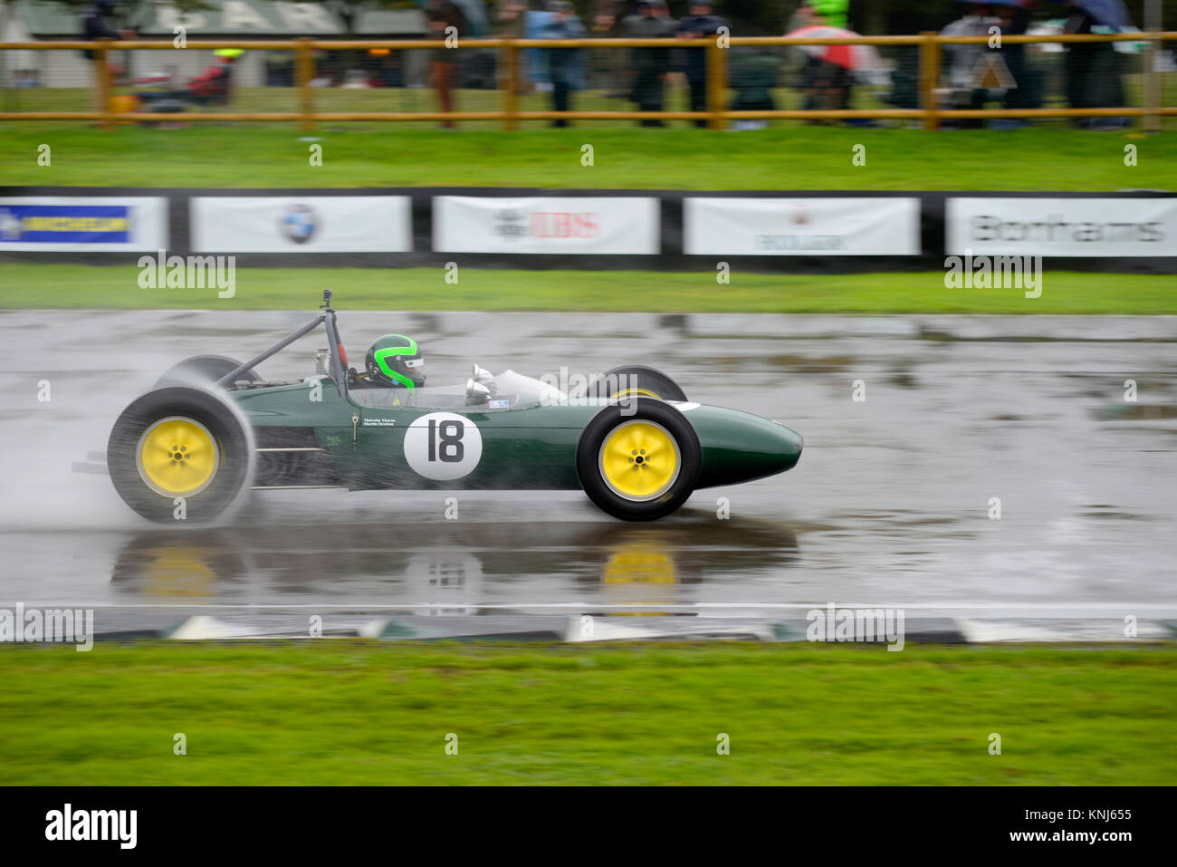 1963 Lotus 24 BRM administré par Malcolm Thorne conduit par Martin Stretton racing dans le Glover Trophy à Goodwood Revival 2017. Course très humide Banque D'Images