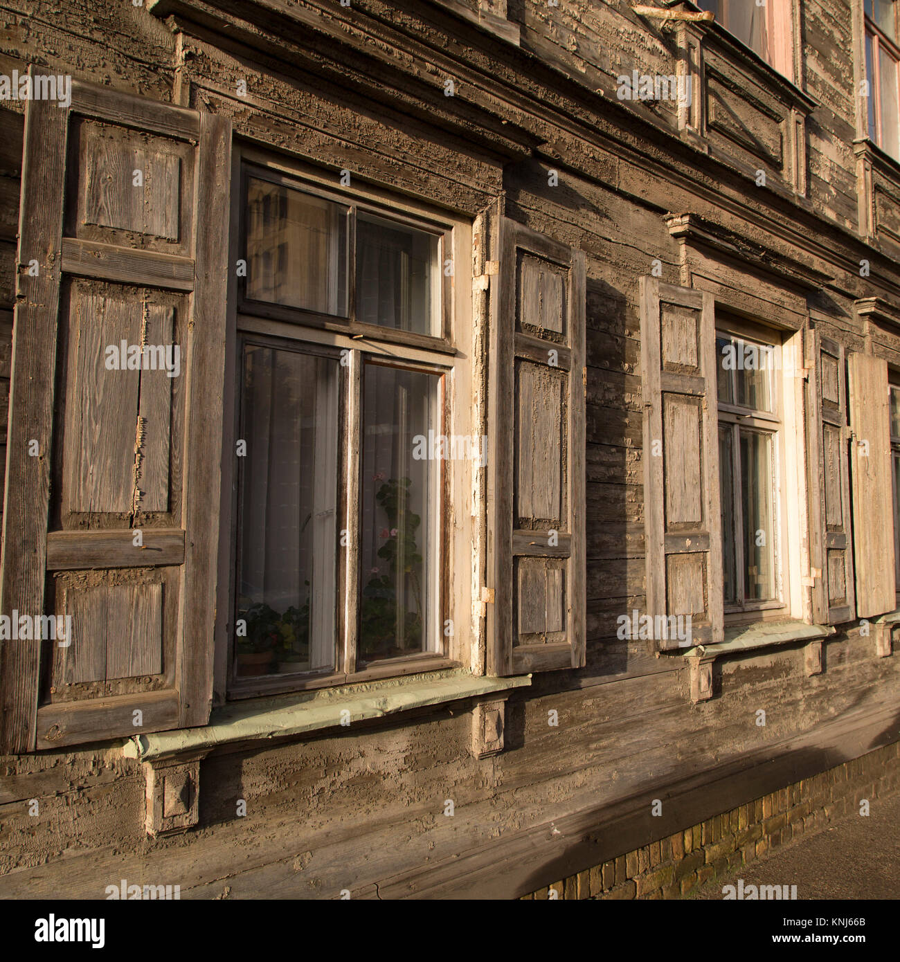 Fenêtre d'une maison en bois à Riga, Lettonie. Le bâtiment est peint en vert. Banque D'Images
