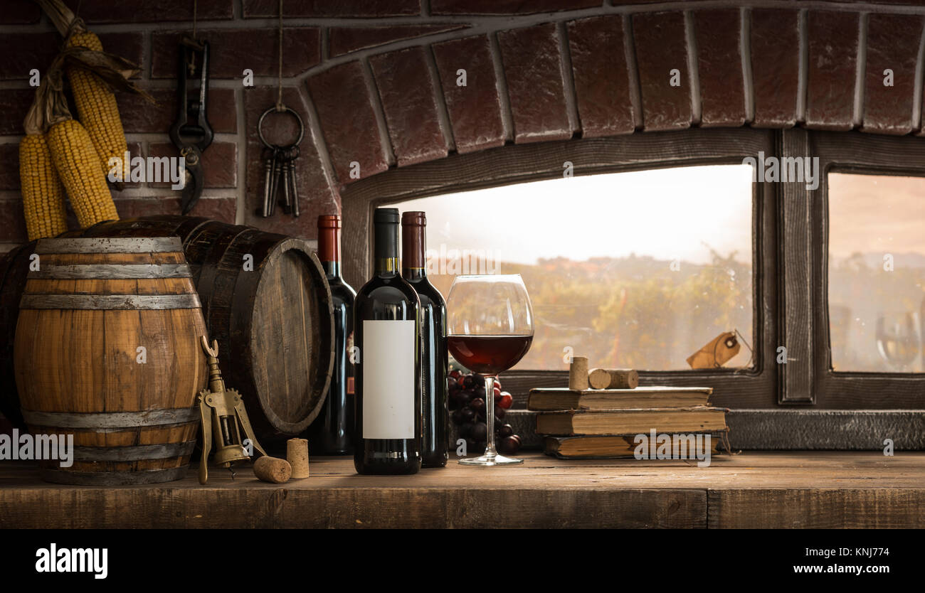 Verres à vin, Bouteilles et tonneaux dans une cave à vin rustique campagne  ; fenêtre panoramique vue sur vignobles luxuriants au coucher du soleil :  vinification traditionnelle, conce Photo Stock - Alamy