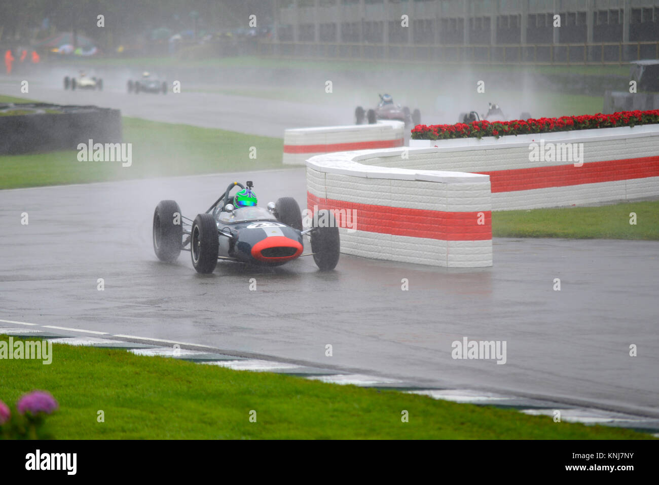 Vintage Grand Prix racing course voitures dans des conditions de course très humides dans le Glover Trophy à Goodwood Revival 2017 Banque D'Images