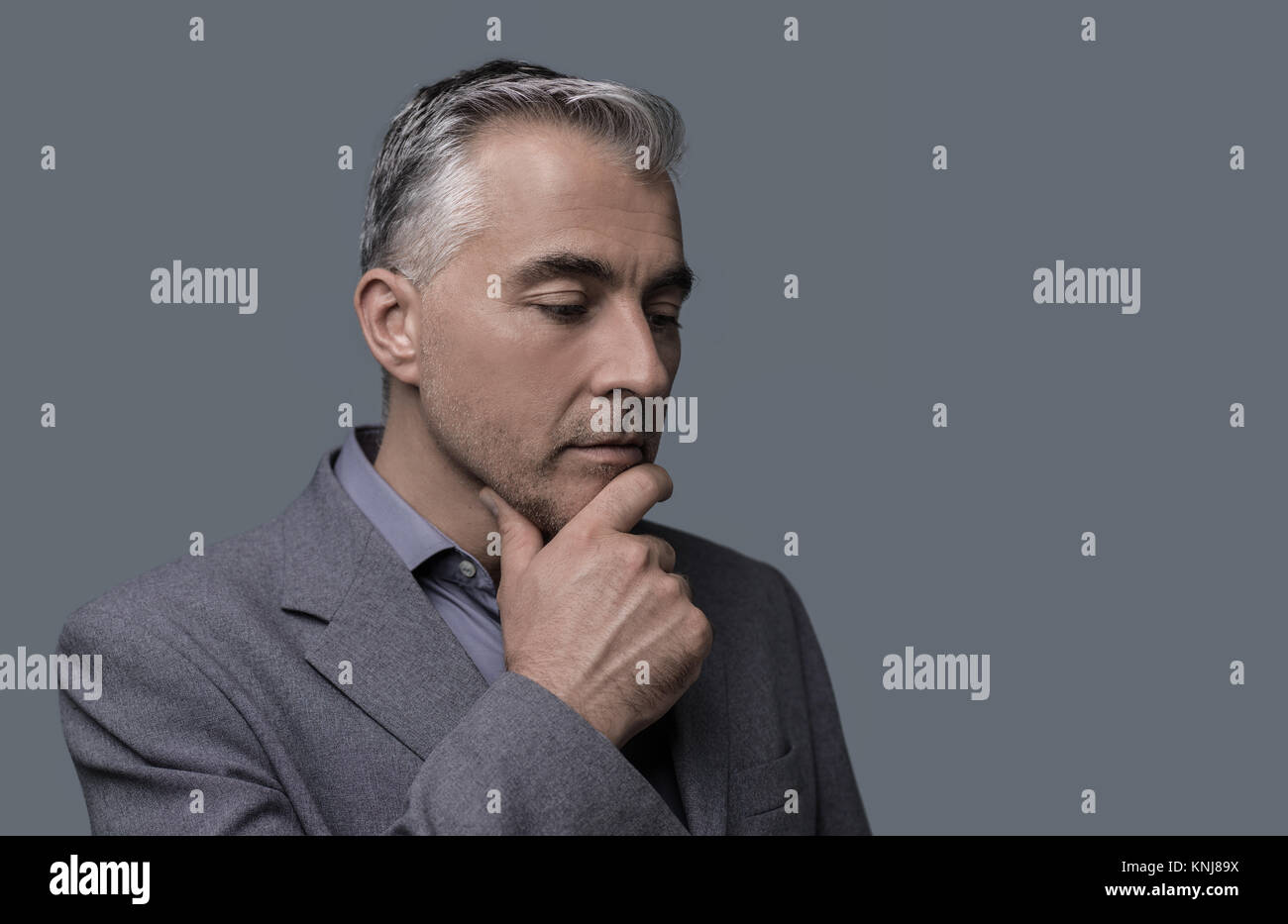 Pensive businessman with hand on chin : stratégies d'entreprise, opportunités et défis Banque D'Images Pensive businessman with hand on chin : stratégies d'entreprise, opportunités et défis Banque D'Images
