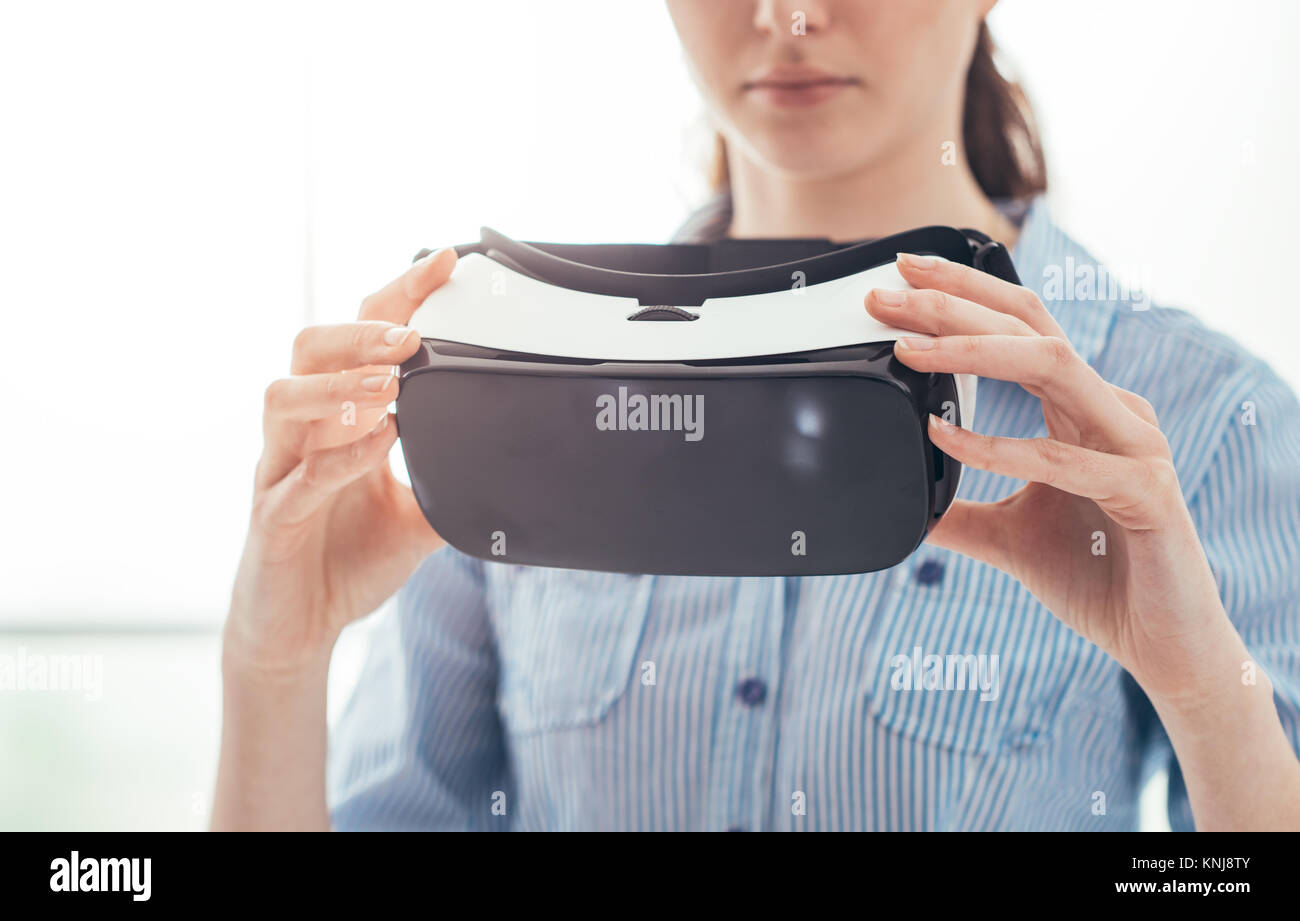 Femme tenant un casque VR, la réalité virtuelle et la technologie innovante concept Banque D'Images