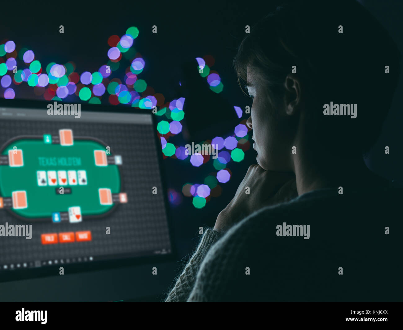 Femme à jouer au poker en ligne tard dans la nuit, des jeux de hasard et concept Banque D'Images