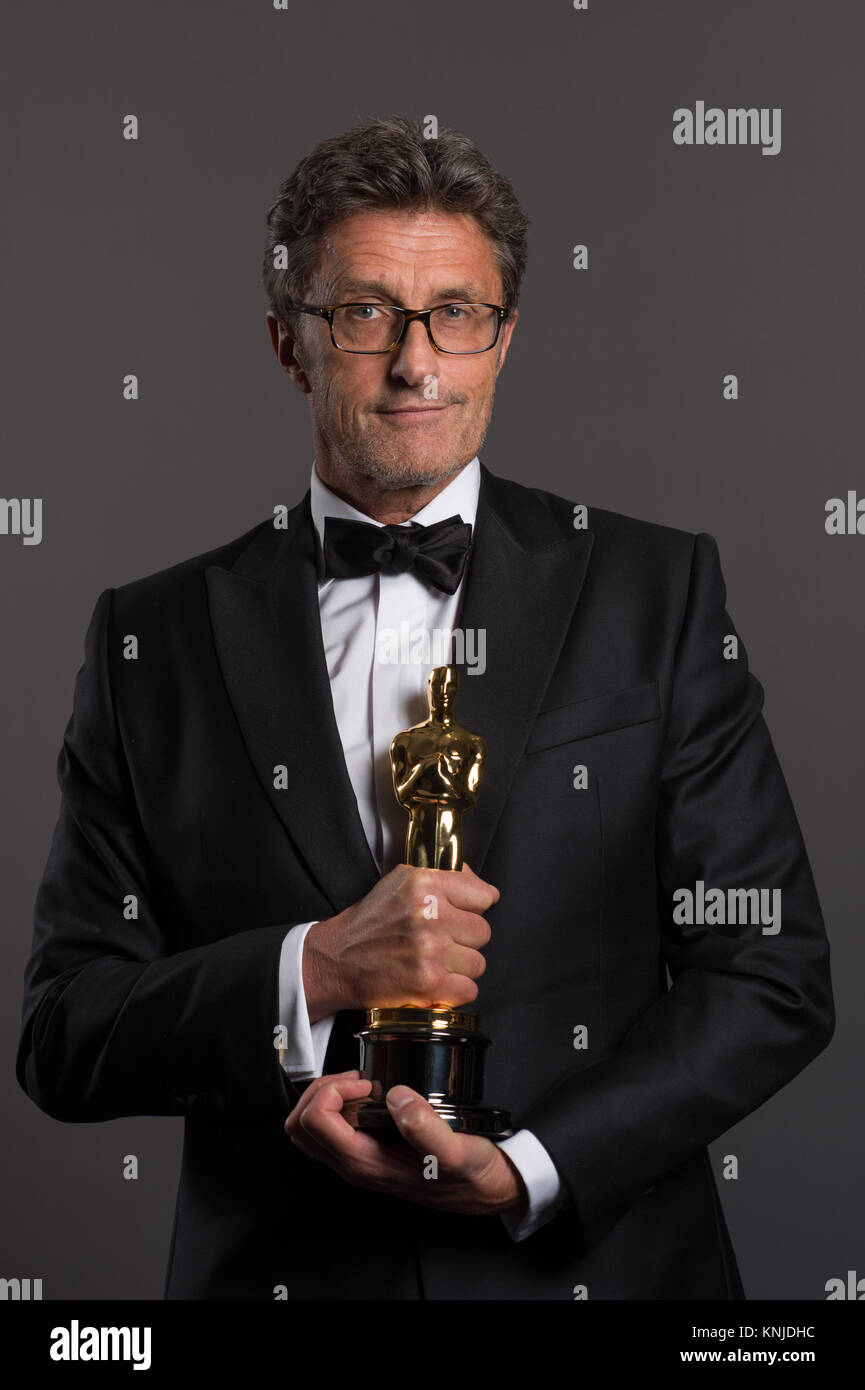 HOLLYWOOD, CA - le 22 février : Pawel Pawlikowski pose des coulisses avec l'Oscar® du meilleur film en langue étrangère de l'année, pour travailler sur "Ida" de Pologne pendant la diffusion de l'ABC en direct 87e Oscars® au Dolby® Theatre à Hollywood, CA le Dimanche, Février 22, 2015. Banque D'Images