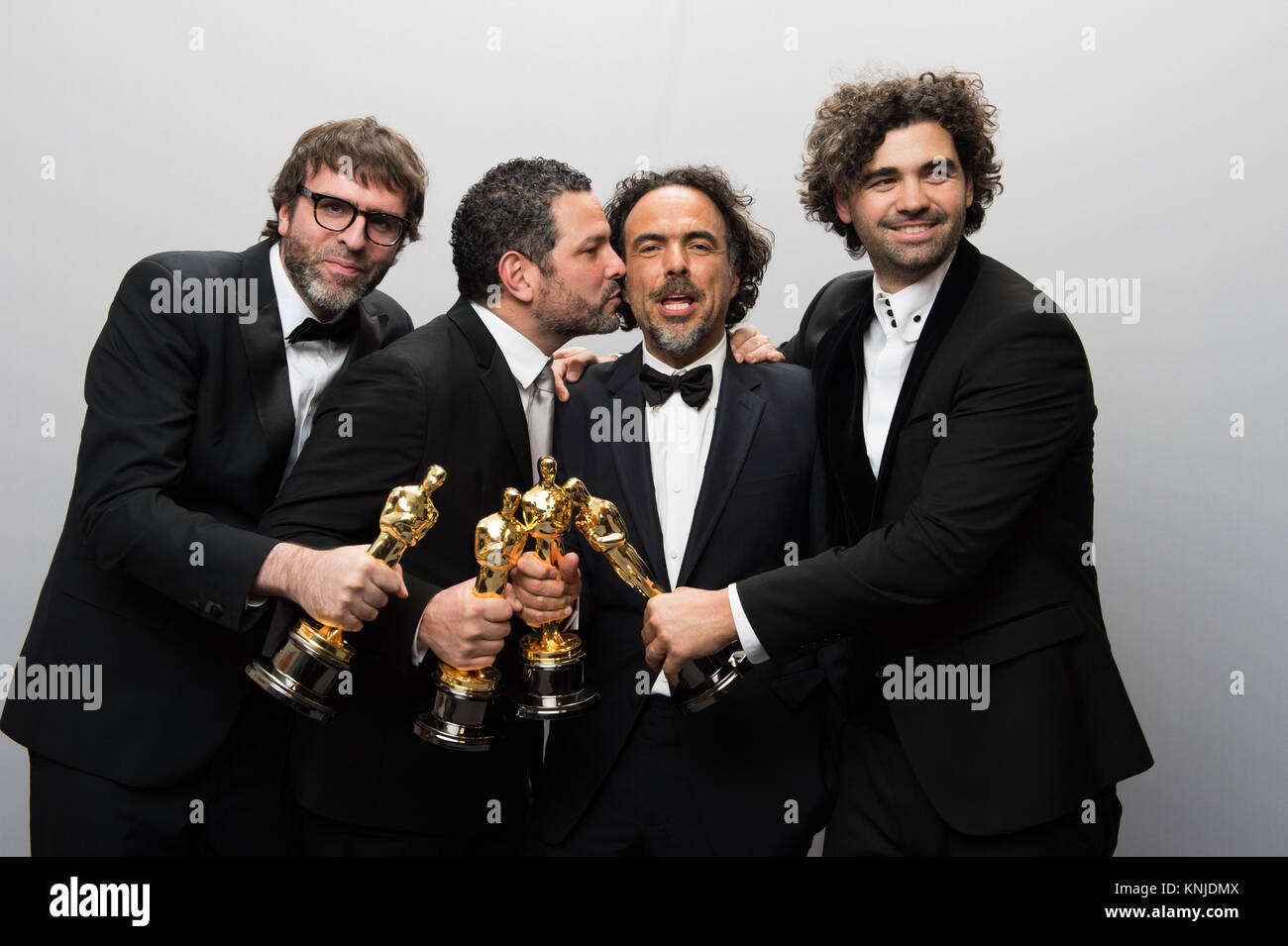 HOLLYWOOD, CA - le 22 février : Nicolás Giacobone, Alejandro G. Iñárritu, Alexander Dinelaris, Jr. et Armando Bo posent des coulisses avec l'Oscar® du scénario original, pour un travail sur "Birdman ou (l'Inattendu fait de l'Ignorance)" lors de la diffusion de l'ABC en direct 87e Oscars® au Dolby® Theatre à Hollywood, CA le Dimanche, Février 22, 2015. Banque D'Images