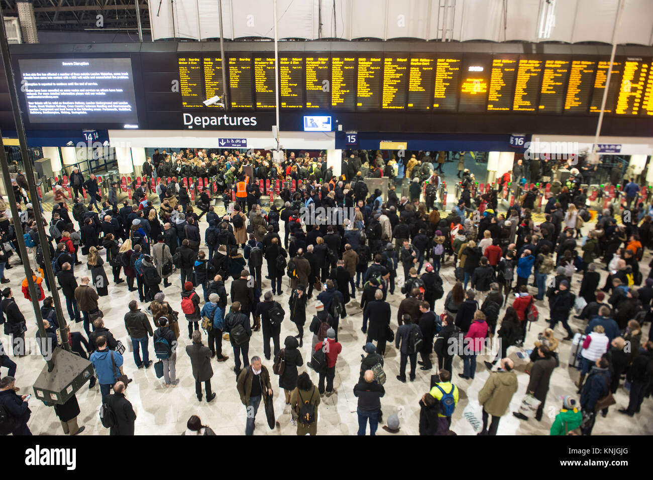 La gare de Waterloo, Londres, Royaume-Uni. 11 décembre 2017. Une ligne de feu latéral a affecté un certain nombre de lignes à l'extérieur de Londres Waterloo, certains circuits de voies ont été en contact avec un câble de 650 volts et aggravé le problème. Perturbation devrait se poursuivre jusqu'à la fin de service. Les trains ont été annulés sur certaines routes et services sur d'autres ont été réduits. Michael Tubi/ Alamy Live News Banque D'Images