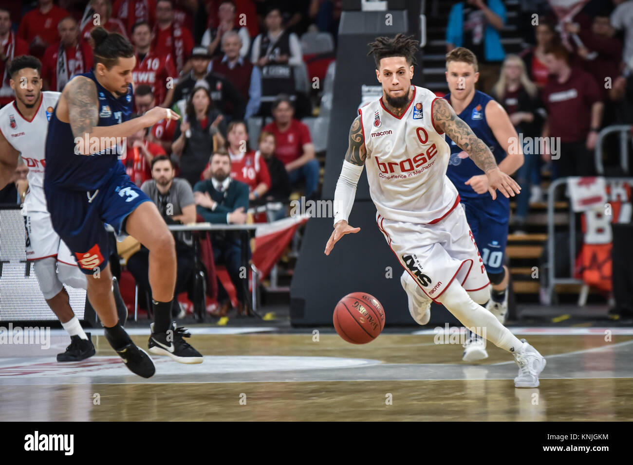 Deutschland, Bamberg, Brose Arena, 11.12.2017, le basket-ball - BBL - Brose Bamberg vs Eisbären Bremerhaven - Image : Daniel Hackett (Brose Bamberg, # 0) sur une pause rapide alors que Michael Kessens (Eisbären Bremerhaven, # 3) et la Jordanie (coques Eisbären Bremerhaven, # 10). Banque D'Images