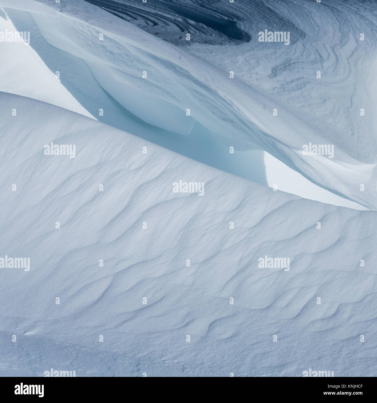 La tour de Paxton. UK. 11 Décembre, 2017. Image abstraite de la neige des modèles de dérive et de formes, le Parc National des Brecon Beacons, le Pays de Galles. Credit : Drew Buckley/Alamy Live News Banque D'Images