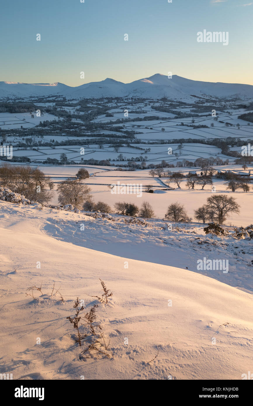 La tour de Paxton. UK. 11 Décembre, 2017. La recherche à travers un couvert de neige landsape au coucher du soleil, vers Pen Y Fan mountain à partir de Pen y Crug hill fort. Parc national de Brecon Beacons, le Pays de Galles. Credit : Drew Buckley/Alamy Live News Banque D'Images