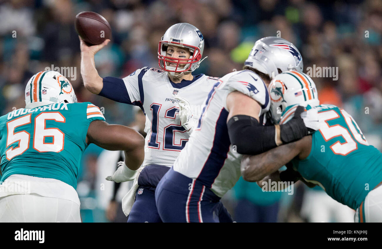 Miami Gardens, Florida, USA. Dec 11, 2017. New England Patriots quarterback Tom Brady (12) est poussé par la défensive des Dolphins de Miami s'attaquer dont Godchaux (56) et l'ailier défensif des Dolphins de Miami (50) Andre au deuxième trimestre au Hard Rock Stadium de Miami Gardens, en Floride le 11 décembre 2017. Credit : Allen Eyestone/Le Palm Beach Post/ZUMA/Alamy Fil Live News Banque D'Images