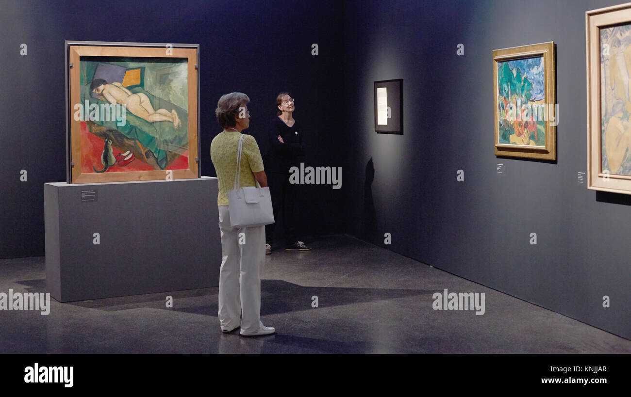 Tallinn, Estonie. 27 Nov, 2017. Les visiteurs l'exposition 'Les sauvages de l'Allemagne. Die Bruecke et Der Blaue Reiter expressionnistes" au musée d'art Kumu à Tallinn, Estonie, 27 novembre 2017. 60 œuvres de célèbres peintres allemands sont présentés jusqu'au 14 janvier 2018. Crédit : Alexander Welscher/dpa/Alamy Live News Banque D'Images