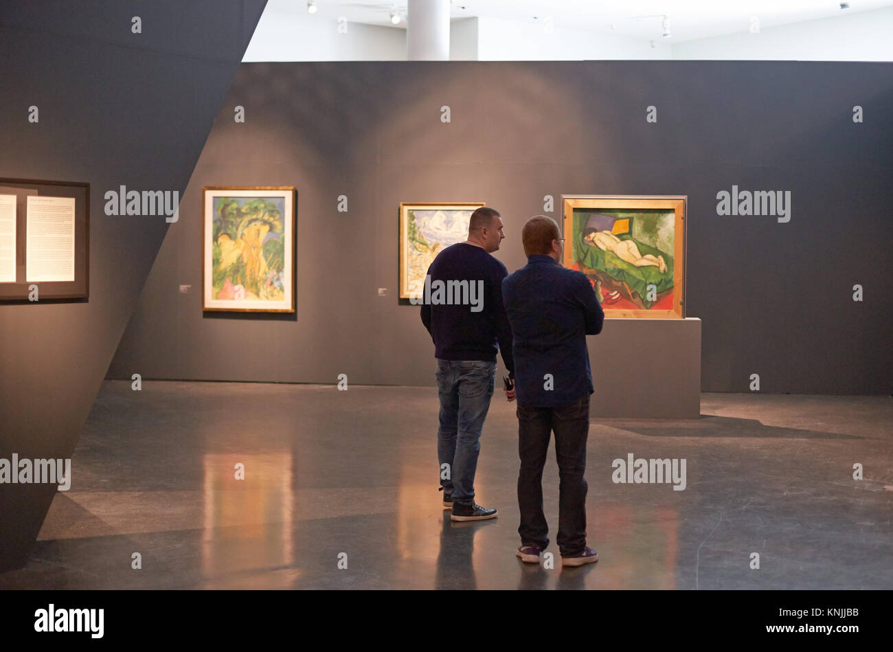 Tallinn, Estonie. 27 Nov, 2017. Les visiteurs l'exposition 'Les sauvages de l'Allemagne. Die Bruecke et Der Blaue Reiter expressionnistes" au musée d'art Kumu à Tallinn, Estonie, 27 novembre 2017. 60 œuvres de célèbres peintres allemands sont présentés jusqu'au 14 janvier 2018. Crédit : Alexander Welscher/dpa/Alamy Live News Banque D'Images