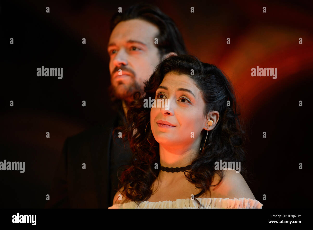 Stuttgart, Allemagne. Dec 11, 2017. Mercedesz Csampai comme Esmeralda et Maximilian Mann comme capitaine Phoebus effectuer au cours d'une conférence de presse au Palais de l'Église à l'ancien palais à Stuttgart, Allemagne, 11 décembre 2017. La comédie musicale "Notre-Dame de Paris" va voir sa première au théâtre Apollo, le 18 février 2018. Credit : Marijan Murat/dpa/Alamy Live News Banque D'Images