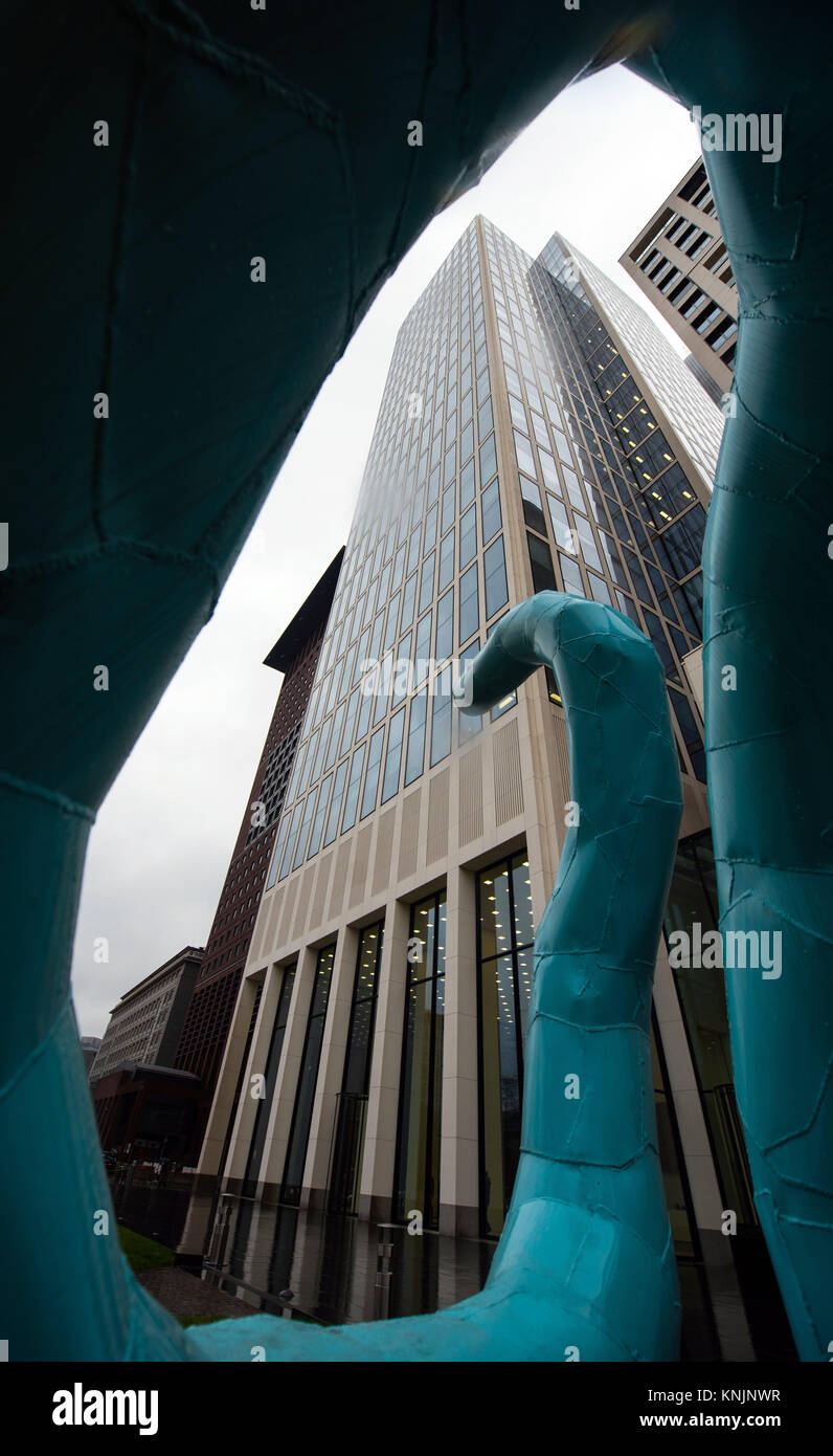 Frankfurt am Main, Allemagne. 27 Nov, 2017. La Taunus tower à Frankfurt am Main, Allemagne, 27 novembre 2017. La plus grande banque américaine prévoit de faire dans le centre de Francfort de l'avion. L'espace de bureau supplémentaire a déjà été loué - JP Morgan n'a pas encore d'expliquer leurs plans possibles. Crédit : Andreas Arnold/dpa/Alamy Live News Banque D'Images