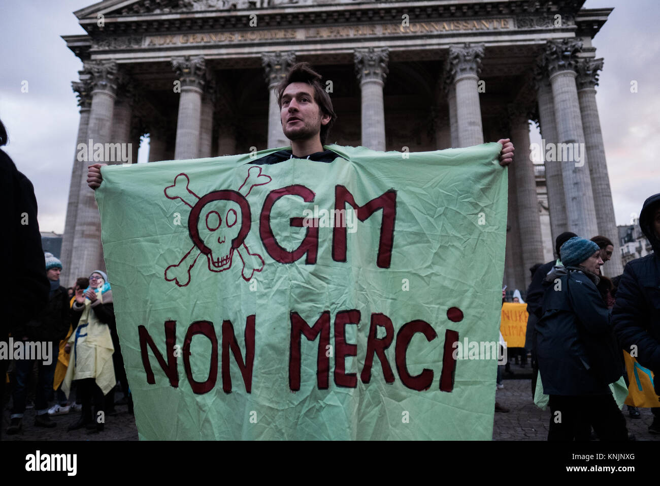 Paris, Ile de France, France. Dec 12, 2017. L'affichage des pancartes protestataires abordant diverses questions environnementales. Répondre à un appel à partir de la chambre 350 France, Bureau d'Alternatiba, Les Amis de la Terre France, ANV Action non-violente COP21, Attac France (officiel), Bizi Mugi, le CRID, le Réseau Action Climat, la Fondation pour la nature et l'Homme, Oxfam France, Refedd et Zea, plusieurs centaines de manifestants se sont réunis devant le Panthéon à Paris pour se produire. Symboliquement, ils ont démoli les 'wave des énergies du passé Crédit : Alban Grosdidier/SOPA/ZUMA/Alamy Fil Live News Banque D'Images