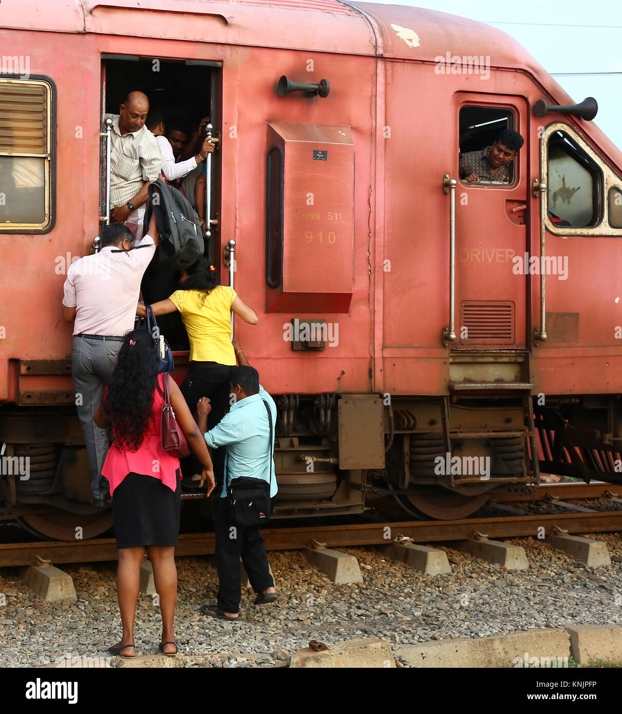 Colombo, Sri Lanka. Dec 12, 2017. Les passagers sri-lankais d'essayer un trouver un endroit à l'intérieur du moteur à la gare Bambalapitiya pendant une grève des chemins de fer à Colombo Sri Lanka le 12 décembre 2017 Crédit : Lahiru Harshana/Alamy Live News Banque D'Images