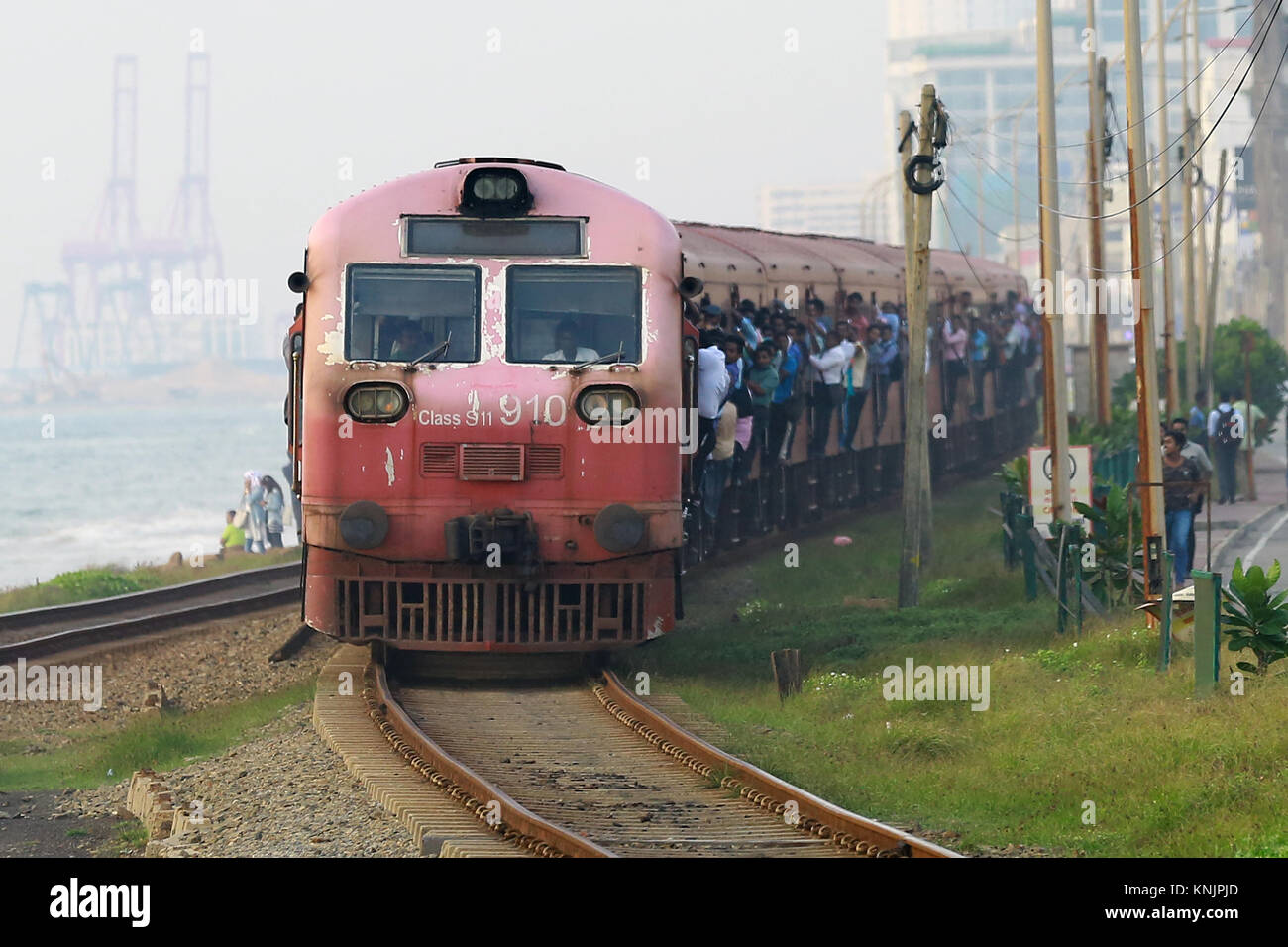 Colombo, Sri Lanka. Dec 12, 2017. Les passagers sri-lankais d'essayer un accrocher sur le train à la gare Bambalapitiya pendant une grève des chemins de fer à Colombo Sri Lanka le 12 décembre 2017 Crédit : Lahiru Harshana/Alamy Live News Banque D'Images