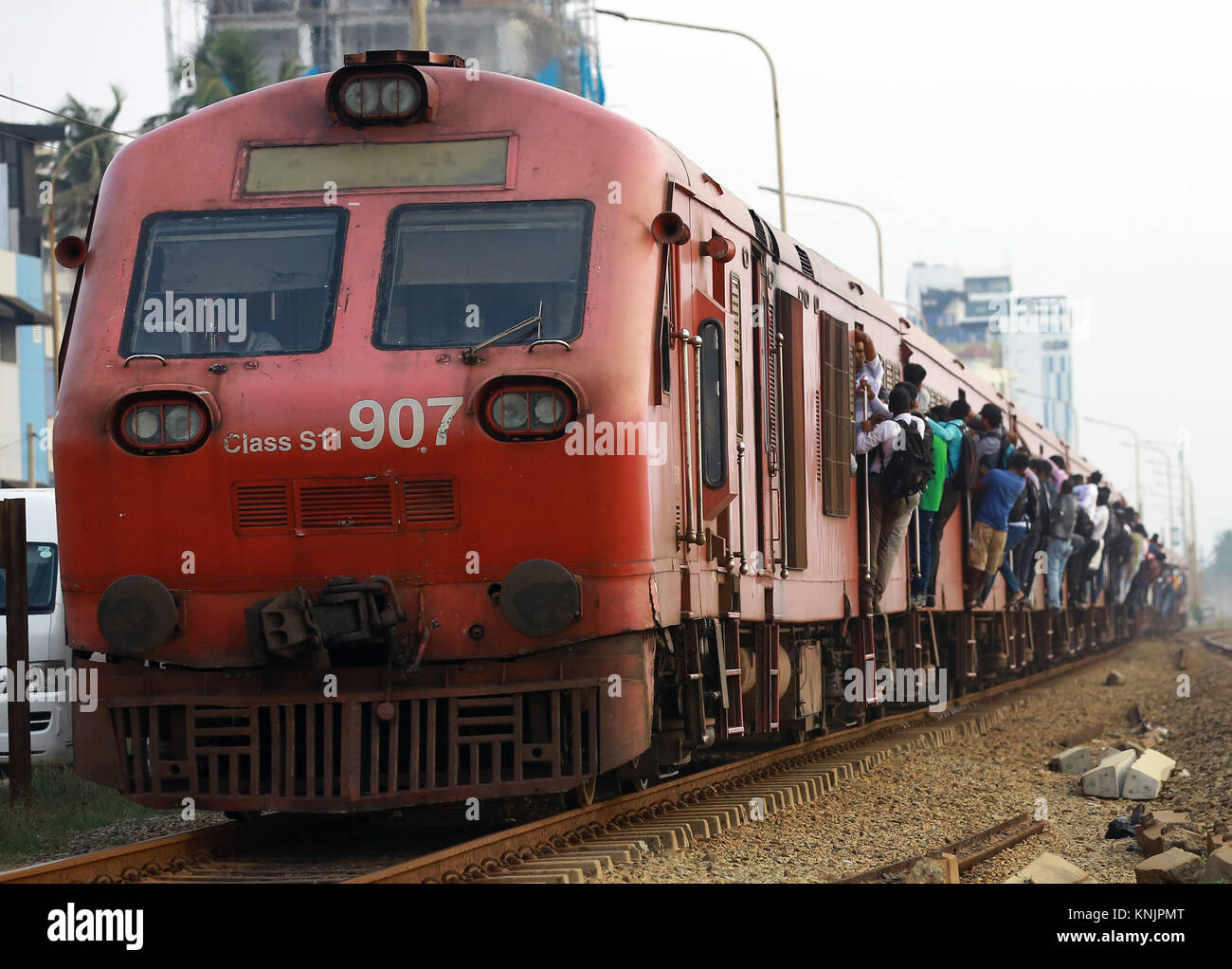 Colombo, Sri Lanka. Dec 12, 2017. Les passagers sri-lankais d'essayer un accrocher sur le train à la gare Bambalapitiya pendant une grève des chemins de fer à Colombo Sri Lanka le 12 décembre 2017 Crédit : Lahiru Harshana/Alamy Live News Banque D'Images