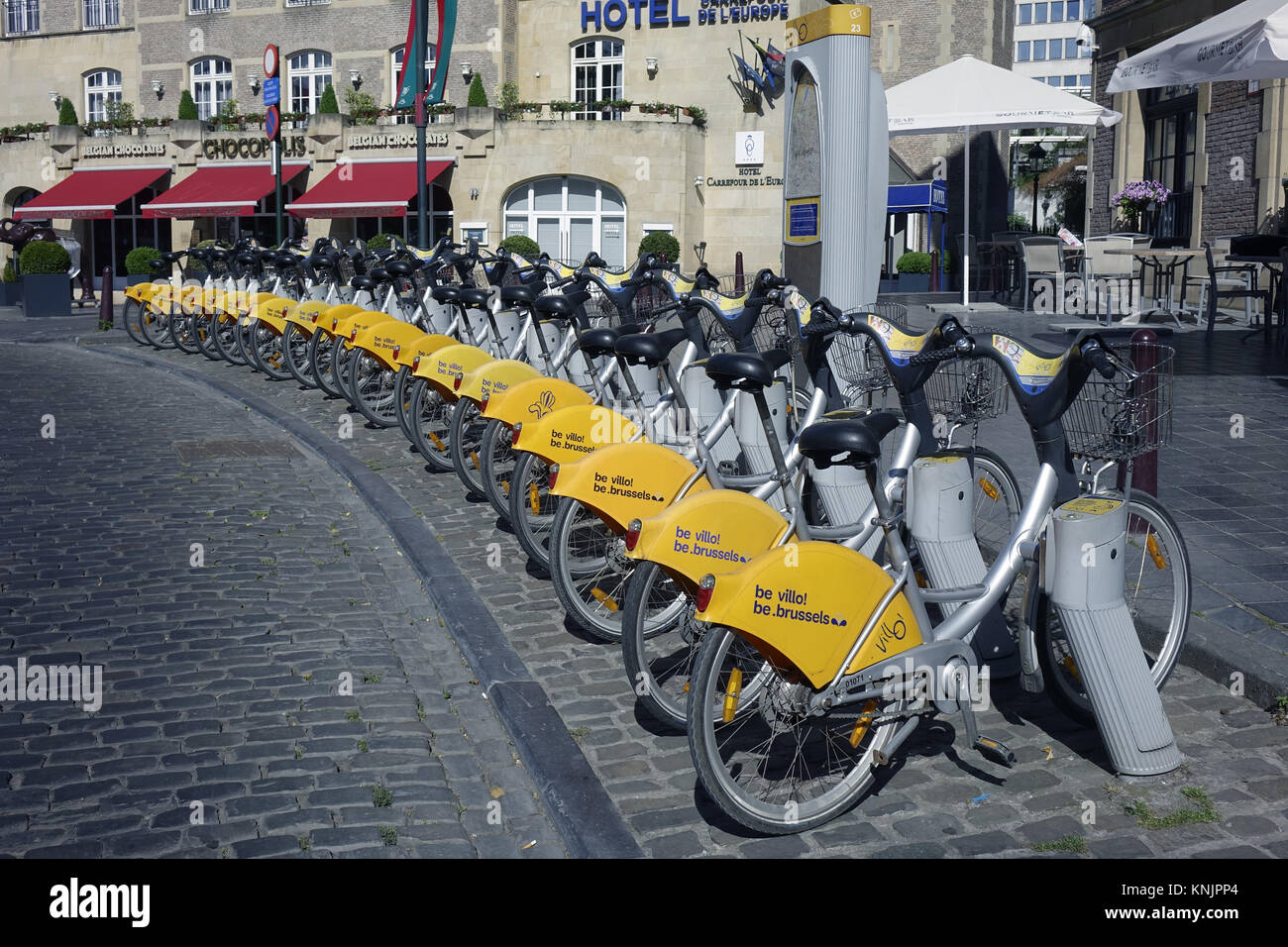 Des vélos de location de l'entreprise Villo ! Lors d'une station de location de voitures sur une rue à côté d'un hôtel et d'une chocolaterie dans la capitale belge Bruxelles, représenté sur 23.06.2017. Villo ! (Une combinaison des mots français 'Ville' (ville) et 'vélo' (location) est un programme de location de vélos en libre-service dans la région de Bruxelles Capitale. Il y a environ 350 stations (en avril 2015) dans l'ensemble des municipalités de la région de Bruxelles Capitale. - Pas de service de fil - Photo : Sascha Steinach/dpa-Zentralbild/dpa | conditions dans le monde entier Banque D'Images