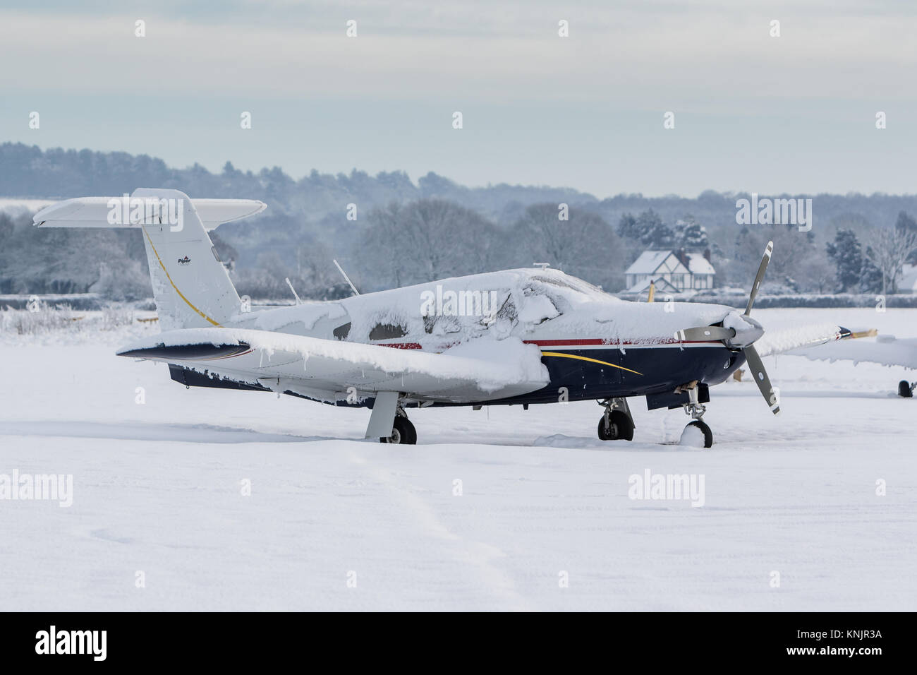 Wolverhampton Halfpenny Green Airport, Bobbington, UK. Dec 12, 2017. À la plus froide nuit de l'année jusqu'à présent, la nuit avec des températures chutant à - 10c dans certaines régions de Staffordshire et le Shropshire, le gel et la neige continuent d'ajouter des perturbations. Wolverhampton Halfpenny Green Airport qui se trouve sur la frontière des deux comtés restait fermé recouvert de 5 pouces de neige et de glace. Bien que de nombreux appareils ont été enveloppé contre les intempéries a peu d'embout à leurs récits sous le poids de la neige et de la glace. Crédit : Paul Botte/Alamy Live News Banque D'Images