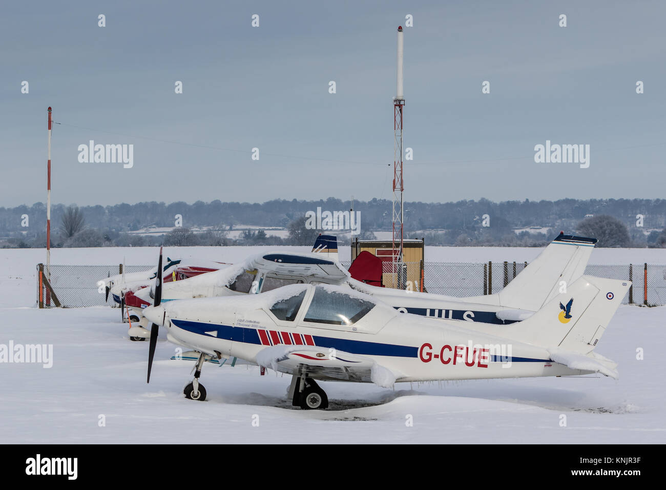 Wolverhampton Halfpenny Green Airport, Bobbington, UK. Dec 12, 2017. À la plus froide nuit de l'année jusqu'à présent, la nuit avec des températures chutant à - 10c dans certaines régions de Staffordshire et le Shropshire, le gel et la neige continuent d'ajouter des perturbations. Wolverhampton Halfpenny Green Airport qui se trouve sur la frontière des deux comtés restait fermé recouvert de 5 pouces de neige et de glace. Bien que de nombreux appareils ont été enveloppé contre les intempéries a peu d'embout à leurs récits sous le poids de la neige et de la glace. Crédit : Paul Botte/Alamy Live News Banque D'Images