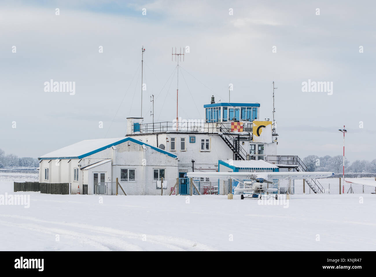 Wolverhampton Halfpenny Green Airport, Bobbington, UK. Dec 12, 2017. À la plus froide nuit de l'année jusqu'à présent, la nuit avec des températures chutant à - 10c dans certaines régions de Staffordshire et le Shropshire, le gel et la neige continuent d'ajouter des perturbations. Wolverhampton Halfpenny Green Airport qui se trouve sur la frontière des deux comtés restait fermé recouvert de 5 pouces de neige et de glace. Bien que de nombreux appareils ont été enveloppé contre les intempéries a peu d'embout à leurs récits sous le poids de la neige et de la glace. Crédit : Paul Botte/Alamy Live News Banque D'Images