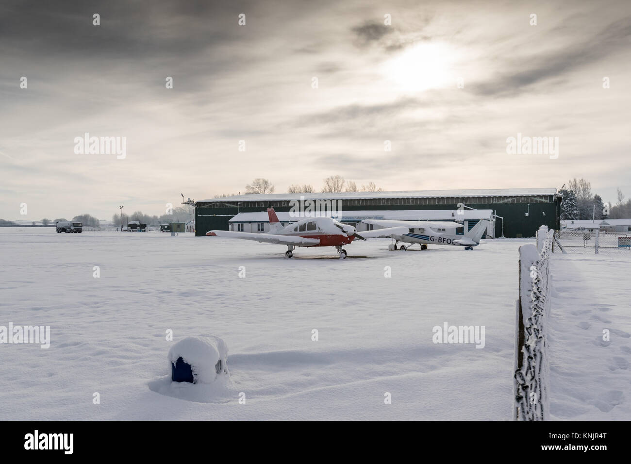 Wolverhampton Halfpenny Green Airport, Bobbington, UK. Dec 12, 2017. À la plus froide nuit de l'année jusqu'à présent, la nuit avec des températures chutant à - 10c dans certaines régions de Staffordshire et le Shropshire, le gel et la neige continuent d'ajouter des perturbations. Wolverhampton Halfpenny Green Airport qui se trouve sur la frontière des deux comtés restait fermé recouvert de 5 pouces de neige et de glace. Bien que de nombreux appareils ont été enveloppé contre les intempéries a peu d'embout à leurs récits sous le poids de la neige et de la glace. Crédit : Paul Botte/Alamy Live News Banque D'Images