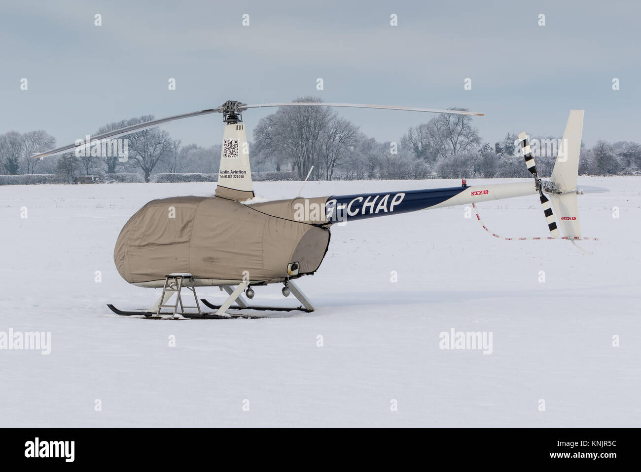 Wolverhampton Halfpenny Green Airport, Bobbington, UK. Dec 12, 2017. À la plus froide nuit de l'année jusqu'à présent, la nuit avec des températures chutant à - 10c dans certaines régions de Staffordshire et le Shropshire, le gel et la neige continuent d'ajouter des perturbations. Wolverhampton Halfpenny Green Airport qui se trouve sur la frontière des deux comtés restait fermé recouvert de 5 pouces de neige et de glace. Bien que de nombreux appareils ont été enveloppé contre les intempéries a peu d'embout à leurs récits sous le poids de la neige et de la glace. Crédit : Paul Botte/Alamy Live News Banque D'Images