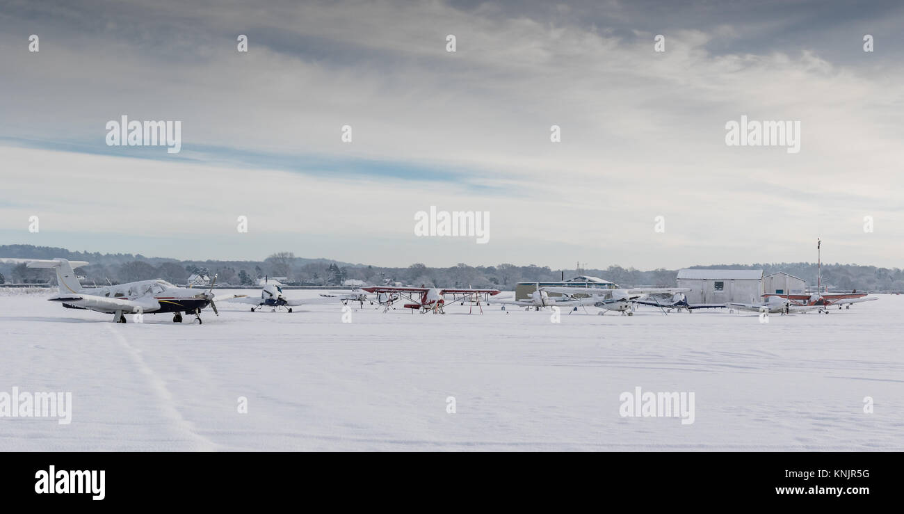 Wolverhampton Halfpenny Green Airport, Bobbington, UK. Dec 12, 2017. À la plus froide nuit de l'année jusqu'à présent, la nuit avec des températures chutant à - 10c dans certaines régions de Staffordshire et le Shropshire, le gel et la neige continuent d'ajouter des perturbations. Wolverhampton Halfpenny Green Airport qui se trouve sur la frontière des deux comtés restait fermé recouvert de 5 pouces de neige et de glace. Bien que de nombreux appareils ont été enveloppé contre les intempéries a peu d'embout à leurs récits sous le poids de la neige et de la glace. Crédit : Paul Botte/Alamy Live News Banque D'Images