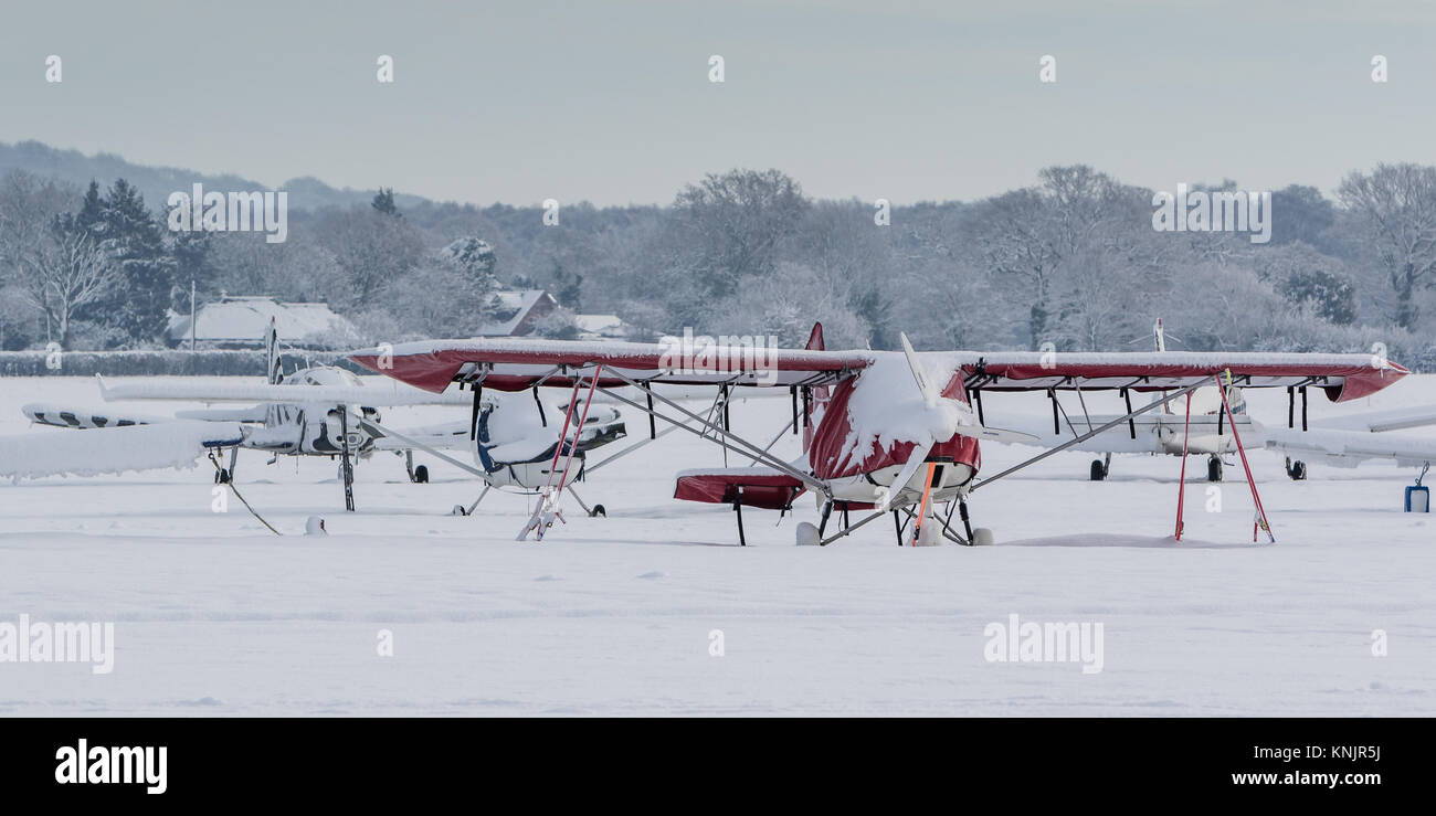 Wolverhampton Halfpenny Green Airport, Bobbington, UK. Dec 12, 2017. À la plus froide nuit de l'année jusqu'à présent, la nuit avec des températures chutant à - 10c dans certaines régions de Staffordshire et le Shropshire, le gel et la neige continuent d'ajouter des perturbations. Wolverhampton Halfpenny Green Airport qui se trouve sur la frontière des deux comtés restait fermé recouvert de 5 pouces de neige et de glace. Bien que de nombreux appareils ont été enveloppé contre les intempéries a peu d'embout à leurs récits sous le poids de la neige et de la glace. Crédit : Paul Botte/Alamy Live News Banque D'Images