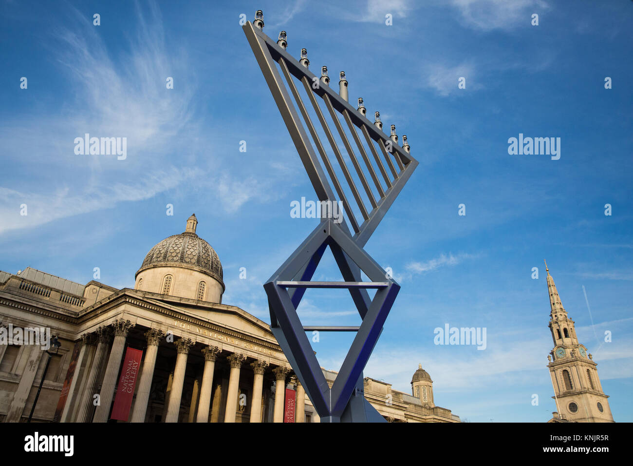 Londres, Royaume-Uni. Dec 12, 2017. Une Menorah géante est apparu en face de la Galerie nationale sur le côté nord de Trafalgar Square dans le cadre de la préparation à l'occasion de la fête juive de Hanoucca (Hanoucca). Cette année sera la neuvième année consécutive que le festival est célébré à Trafalgar Square. Credit : Mark Kerrison/Alamy Live News Banque D'Images